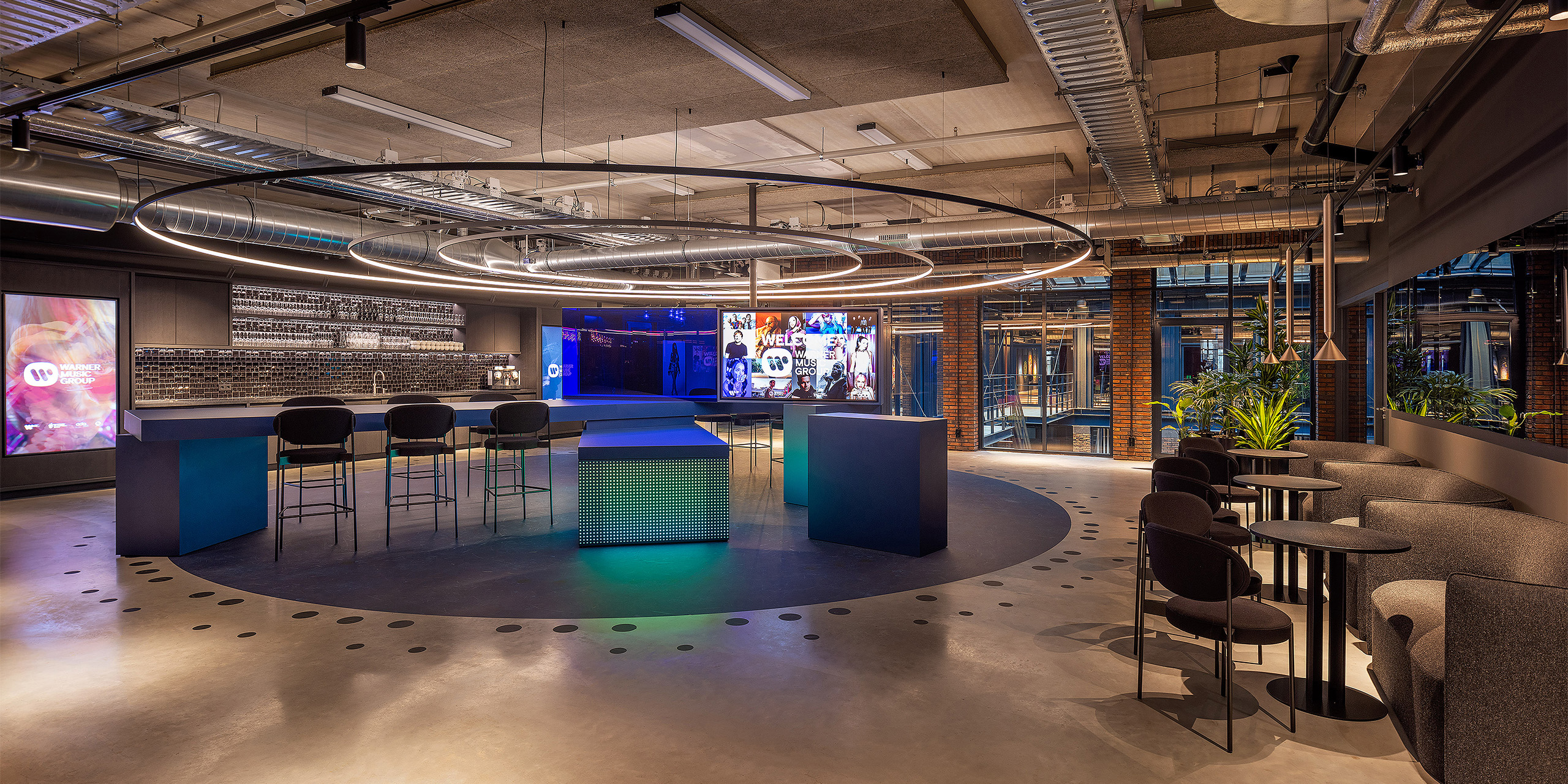 The new music office of Warner 
Music Group and Spinnin' Records >